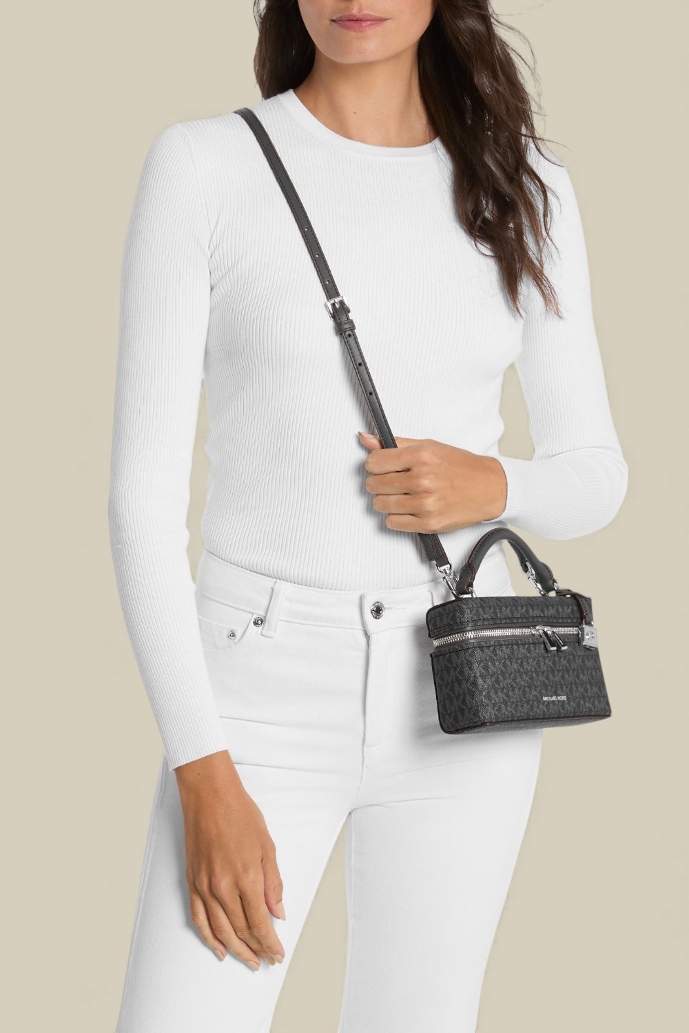 תמונת כל הלוק של תיק יד גנה אקסטרה סמול